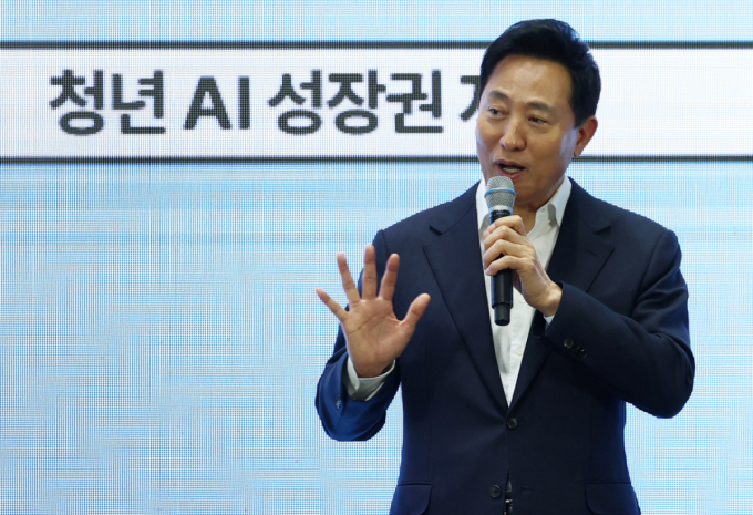 오세훈 서울시장이 27일 서울 중구 서울시청 대회의실에서 열린 ‘청년 인공지능(AI) 성장권 오픈 토크' 행사에서 발언하고 있다. /사진=(서울=뉴스1) 오대일 기자