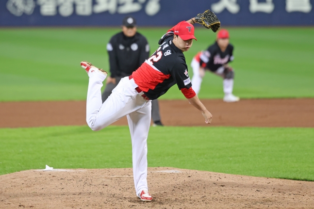 KIA 타이거즈 정해영이 26일 대구 삼성라이온즈파크에서 열린 삼성 라이온즈와 2026 KBO 포스트시즌 플레이오프(PO) 1차전 5회말 1사 1루에서  구원 등판해 역투하고 있다. /사진=KIA 타이거즈 제공