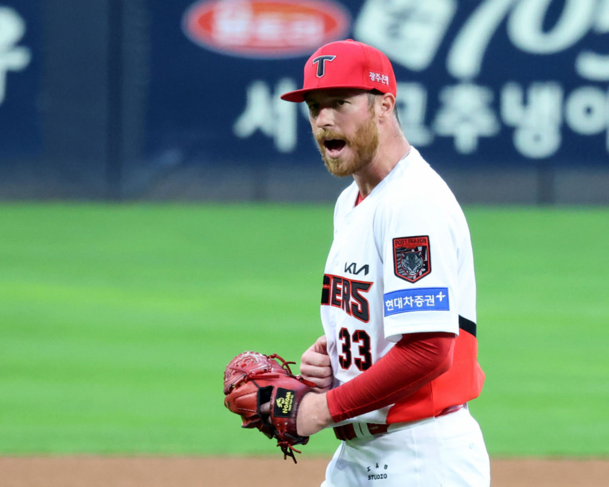 KIA 선발투수 올러가 18일 광주 기아챔피언스필드에서 열린 2026 KBO리그 준플레이오프 KIA타이거즈와 LG트윈스 2차전 6회초 수비를 마치며 환호하고 있다. 2026.10.17. /사진=강영조 cameratalks@