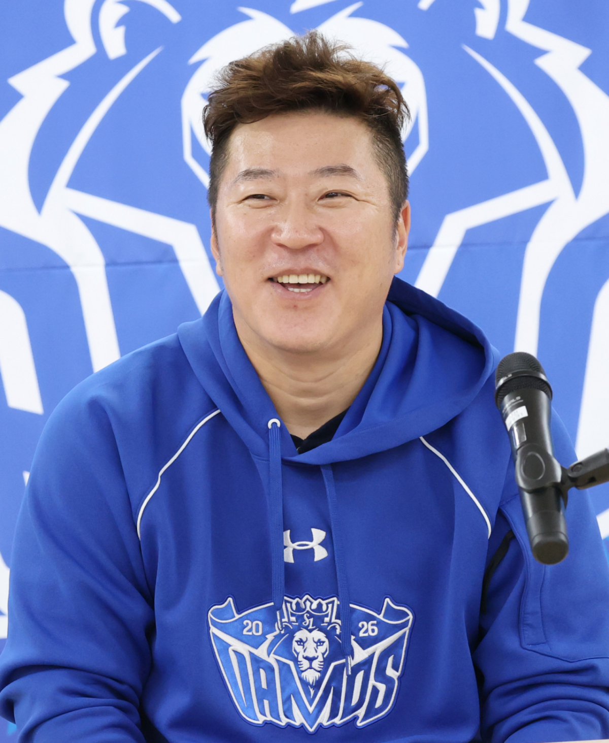 삼성 라이온즈 최형우가 25일 대구 삼성라이온즈파크에서 열릴 예정이었던 2026 KBO 포스트시즌 플레이오프(PO) 우천으로 취소된 뒤 1차전을 앞두고 기자들의 질문에 답하고 있다. /사진=김진경 대기자