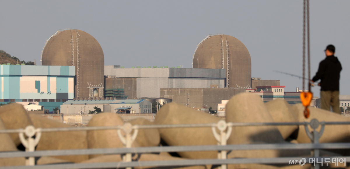 The Nuclear Safety and Security Commission has decided to restart Units 3 and 4 of the Gori Nuclear Power Plant in Gijang County, Busan, which had ceased operations. / NEWS1