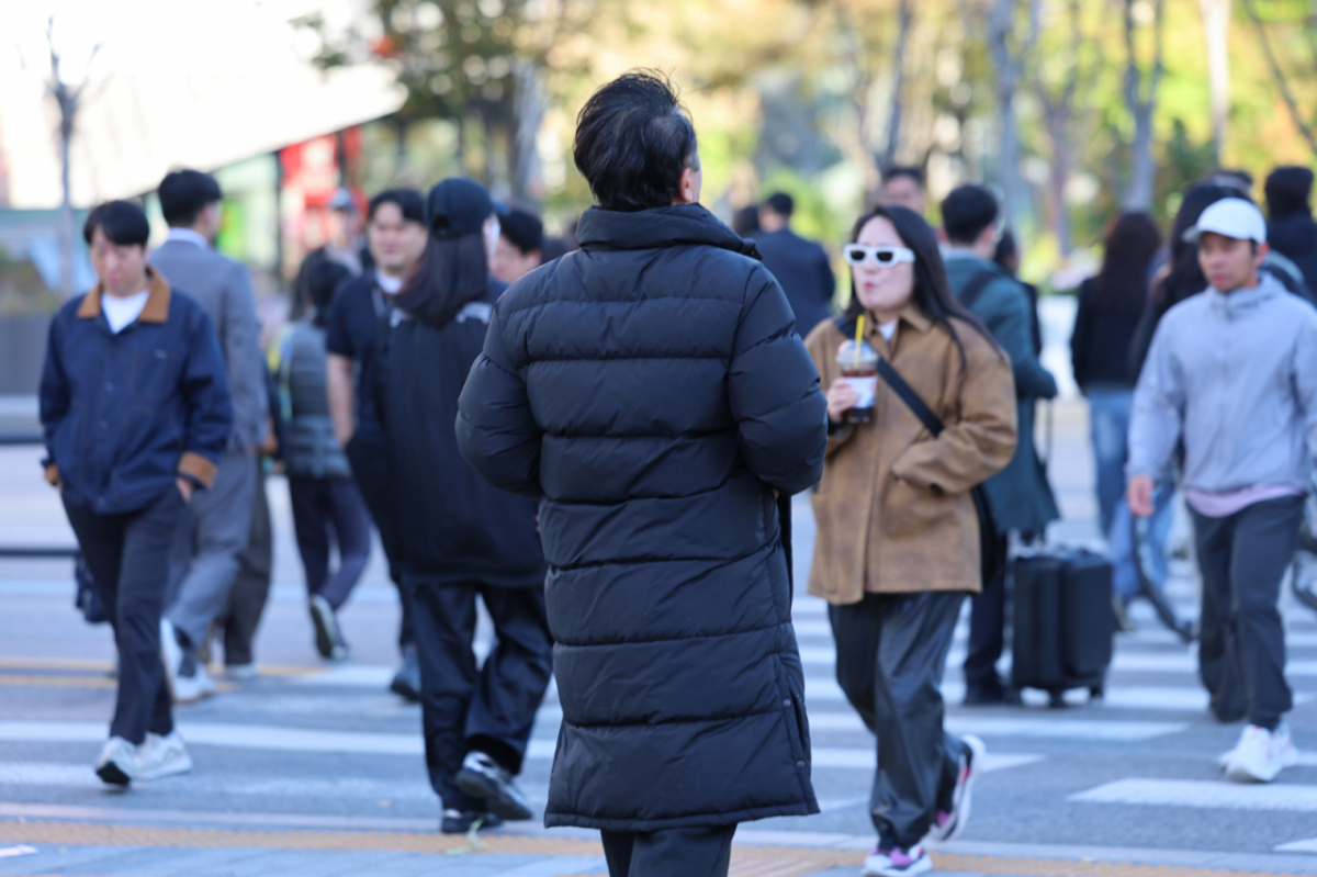서울 아침 5도로 기온이 큰 폭으로 떨어진 지난 22일 오전 서울 종로구 광화문 네거리에서 롱패딩을 입은 시민이 발걸음을 옮기고 있다/사진=뉴스1