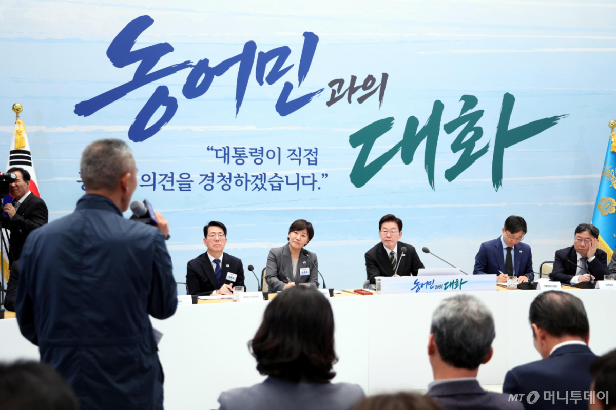 [서울=뉴시스] 김진아 기자 = 이재명 대통령이 26일 청와대 영빈관에서 열린 '농어민과의 대화'에서 윤일권 전국농민회총연맹 의장의 발언을 경청하고 있다. 2026.10.26. bluesoda@newsis.com /사진=