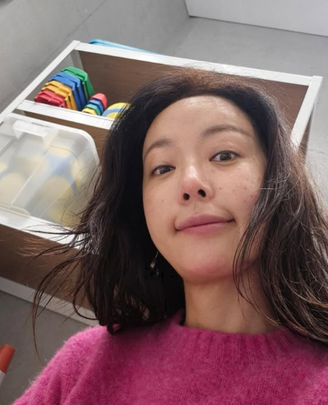 황정음은 두 아들과 식사하거나 외출하는 등 일상도 공개했다. 장난감이 가득한 거실 영상에는 "괜찮냐"라는 글을 덧붙였다. /사진=황정음 인스타그램