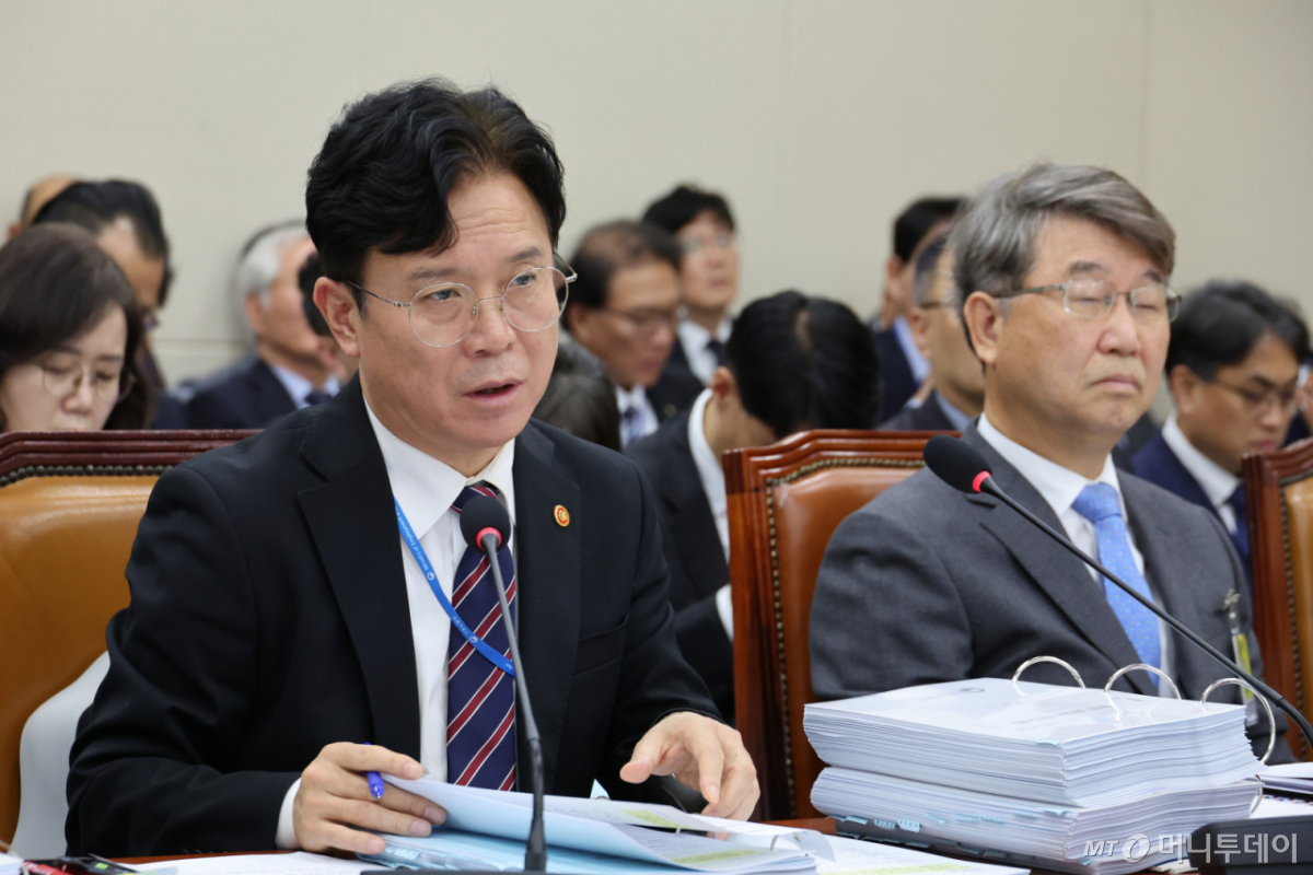 김영훈 고용노동부 장관이 27일 서울 여의도 국회에서 열린 기후에너지환경노동위원회의 고용노동부 등에 대한 국정감사에서 답변하고 있다. /사진=뉴스1