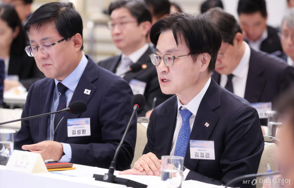 김정관 산업통상부 장관이 23일 청와대에서 열린 규제합리화위원회 2차 전체회의에서 모두발언을 하고 있다. /사진=뉴스1
