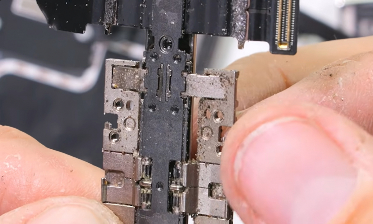 The hinge of the iPhone Duo, which has been identified as a cause of the defect / Screenshot from JerryRigEverything YouTube channel