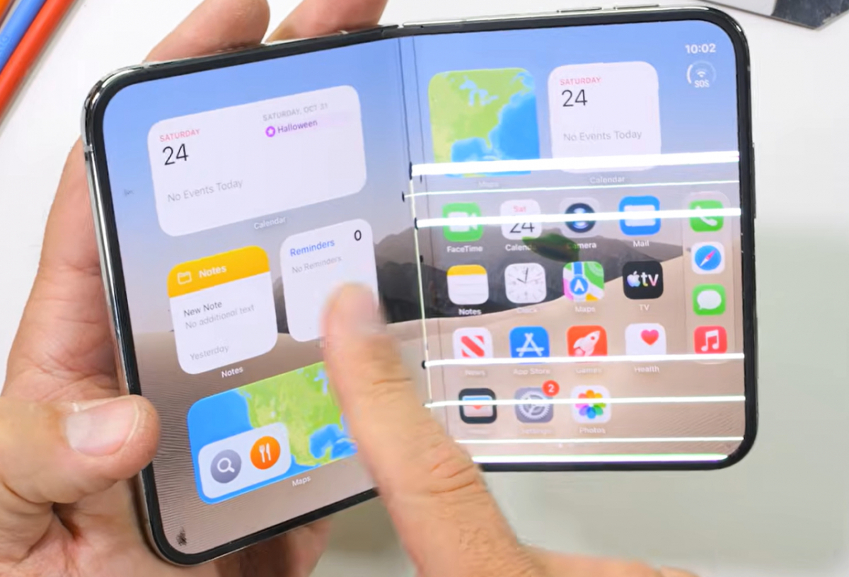 The iPhone Duo with a screen defect that occurred during durability testing / Screenshot from JerryRigEverything YouTube channel
