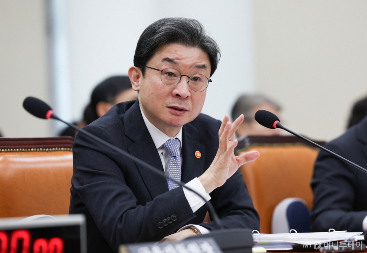 이억원 금융위원회 위원장이 22일 오전 서울 여의도 국회에서 열린 재정경제위원회 종합국정감사에서 질의에 답하고 있다. /사진=뉴시스