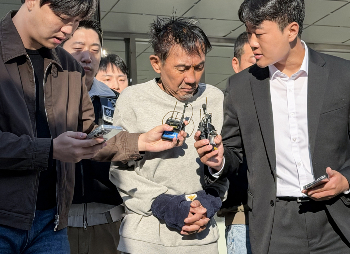 인천 대형 상업시설에서 흉기난동을 벌여 살인미수 혐의로 구속된 최충락이 지난 23일 오전 인천 남동경찰서에서 인천지방공소청으로 송치되고 있다. /사진=뉴스1