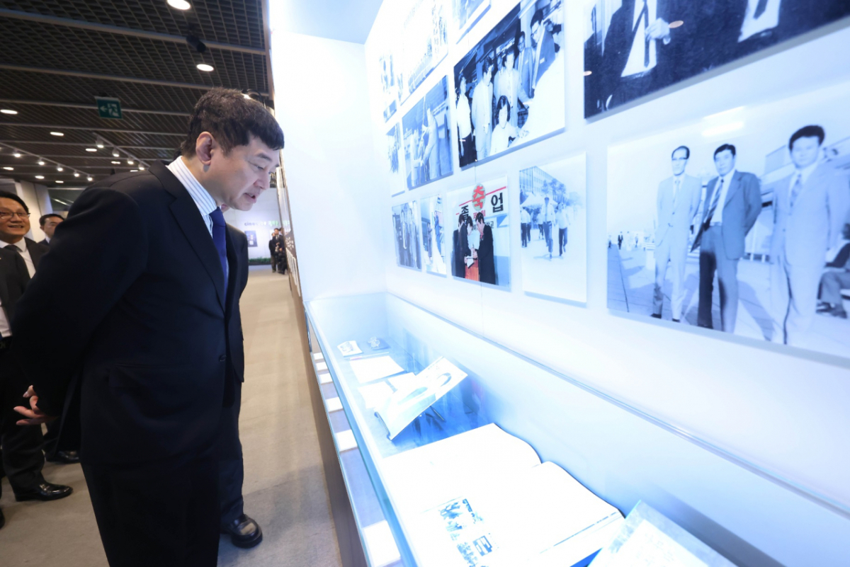 27일 오전 서울 광화문 흥국생명빌딩에서 열린 이임용 전 태광그룹 선대회장 30주기 추모식을 마치고 이호진 태광산업 고문이 고인의 생전 기록을 담은 사진전을 둘러보고 있다 /사진제공=태광그룹