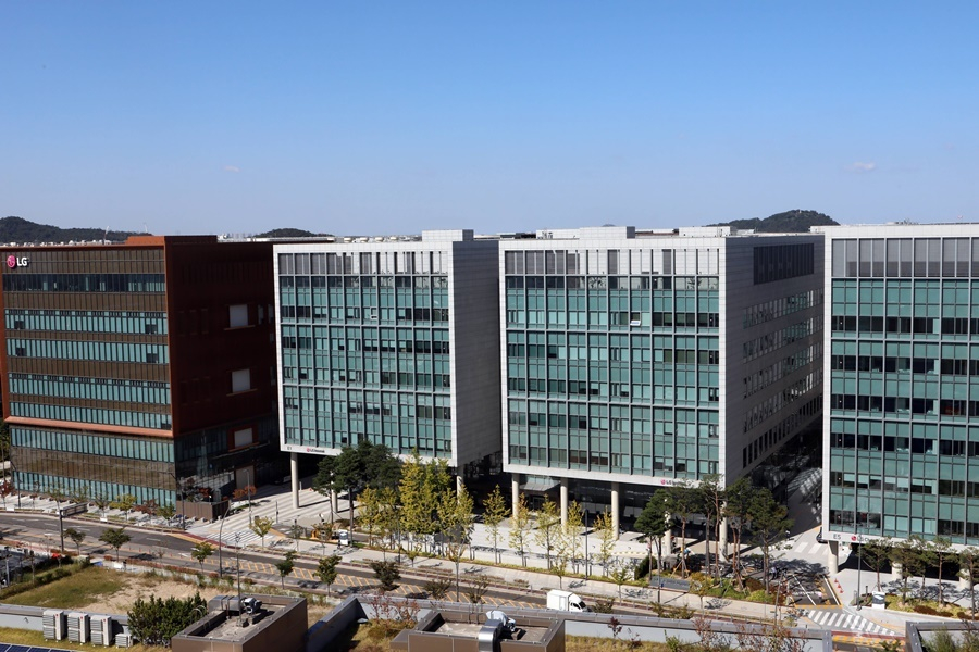 Exterior view of LG Innotek's headquarters in Magok, Gangseo-gu, Seoul. /Photo=LG Innotek