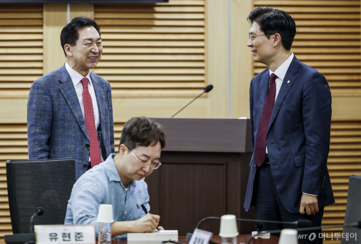 [서울=뉴시스] 정병혁 기자 = 조정훈 국민의힘 의원과 김기현 의원이 30일 서울 여의도 국회 의원회관에서 열린 수도권 주거혁신 포럼 창립 세미나에 참석하고 있다. 2026.09.30. jhope@newsis.com /사진=정병혁