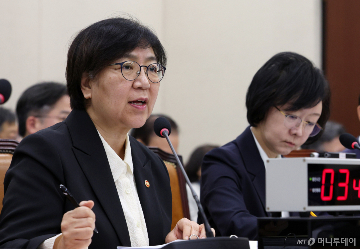 정은경 보건복지부 장관이 27일 서울 여의도 국회에서 열린 보건복지위원회 보건복지부, 질병관리청, 식품의약품안전처 등에 대한 종합 국정감사에서 의원 질의에 답변하고 있다. /사진=뉴시스