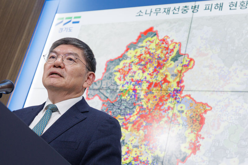27일 오후 경기도청 브리핑룸에서 차성수 기후환경에너지국장이 가평군 소나무재선충병 특별방제구역 지정과 경기도 대응 계획 관련 기자회견을 하고 있다./사진제공=경기도