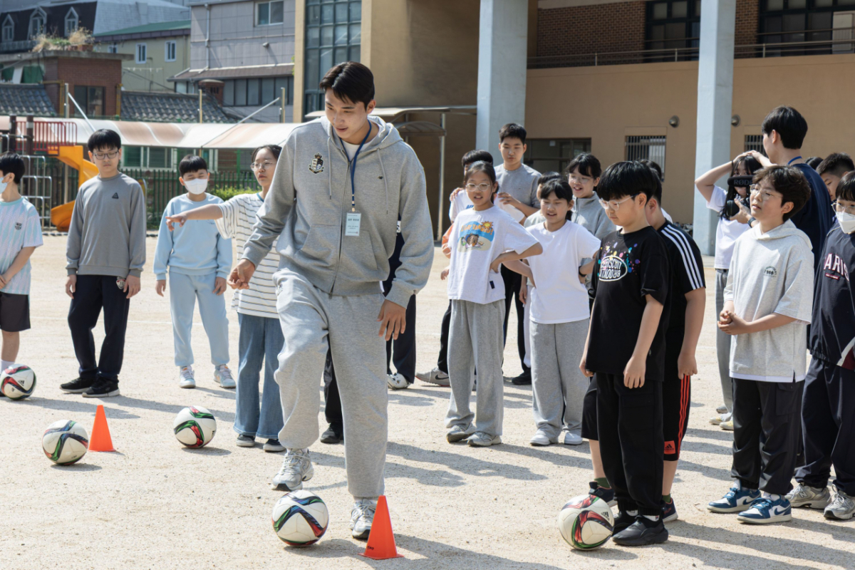 초등학교 대상 찾아가는 축구 교실 '스마일스쿨'에 참가하고 있는 박재용(가운데). /사진=서울 이랜드 제공