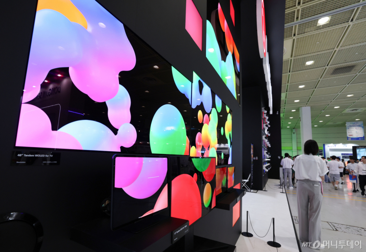 서울 강남구 코엑스에서 열린 ‘K-Display 2026 한국디스플레이산업전시회’에서 LG 디스플레이 관련 제품이 전시되어 있다. /사진=뉴스1 /사진=(서울=뉴스1) 이종수 기자