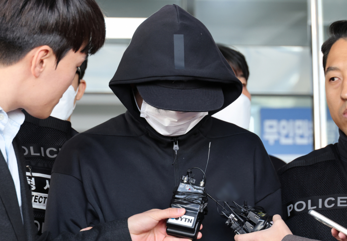 대전에서 전 연인을 살해한 뒤 도주한 40대 남성이 구속됐다. 사진은 전 연인을 살해한 혐의를 받은 40대 피의자가 27일 대전 동구 동부결찰서에서 영장 실질심사를 받기 위해 이동하고 있는 모습. /사진=뉴스1