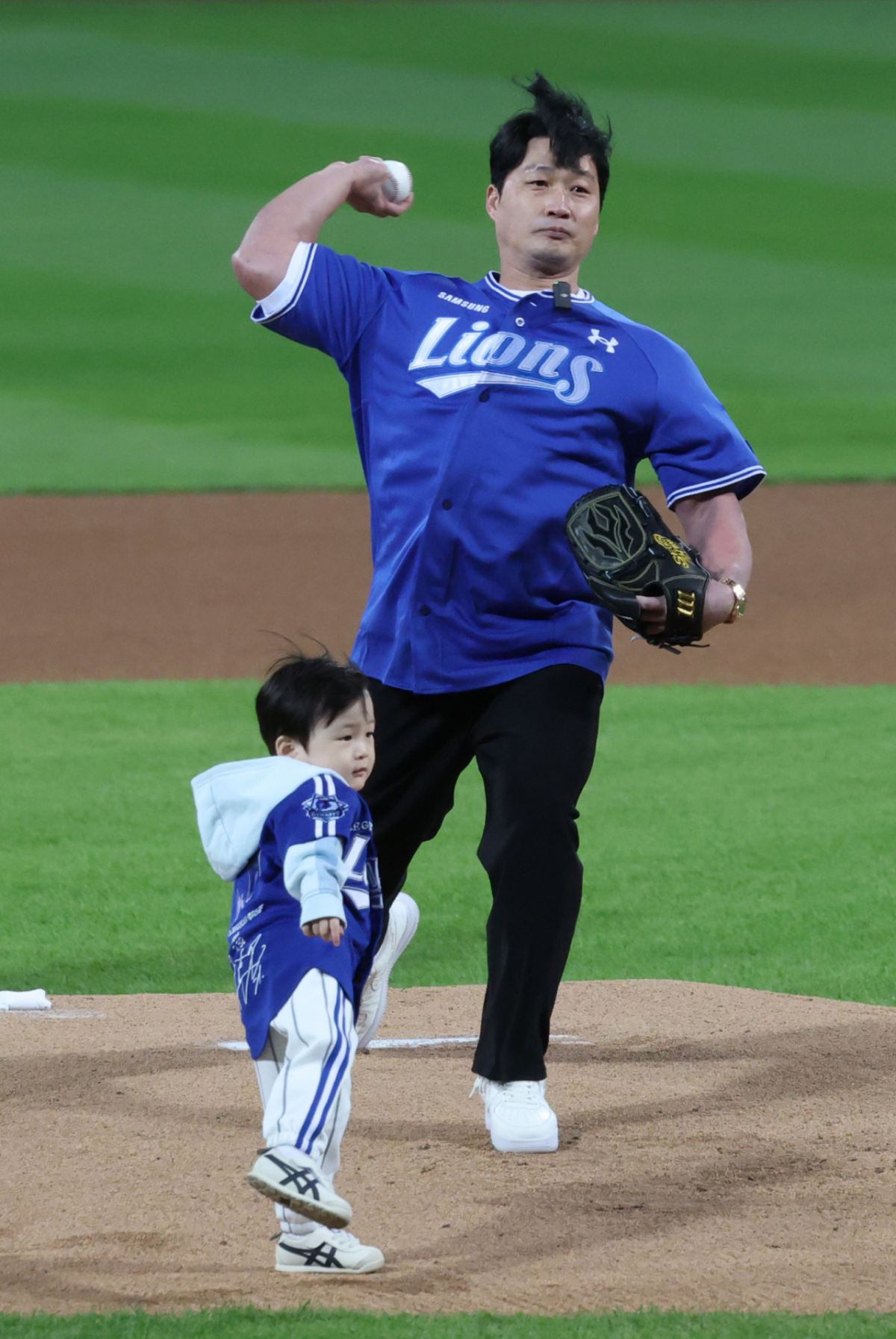 2026 KBO 포스트시즌 플레이오프(PO) 2차전 삼성 대 KIA전이 27일 대구 삼성라이온즈파크에서 열렸다. 라이온즈의 영구결번 레전드 영원한 끝판대장 오승환이 아들과 힘께 삼성 승리 기원 시구를 하고 있다. /사진=김진경 kim.jinkyung@