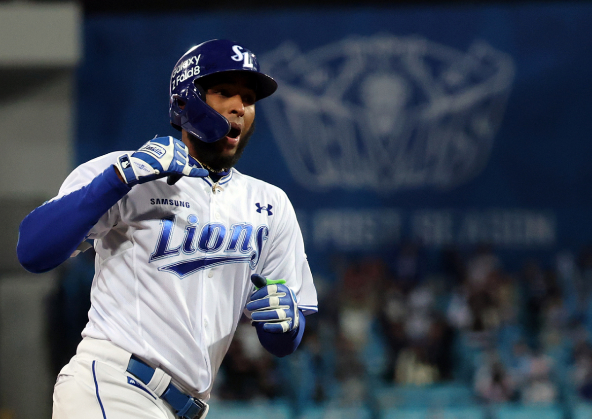 삼성 라이온즈 르윈 디아즈가 27일 대구 삼성라이온즈파크에서 열린 2026 신한 SOL KBO 포스트시즌 플레이오프 2차전 KIA 타이거즈를 상대로 3회말 투런 홈런을 날리고 세리머니를 하고 있다. /사진=뉴스1