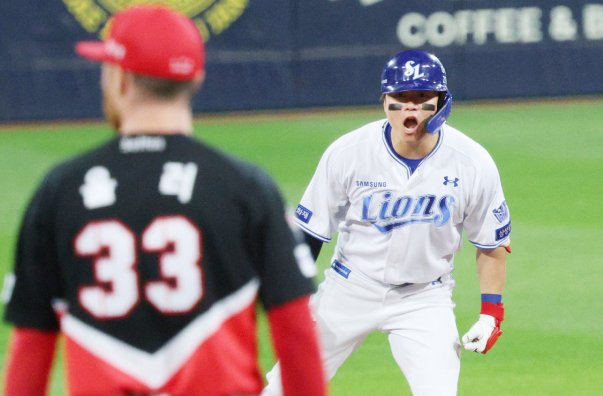 삼성 라이온즈 박승규가 27일 대구 삼성라이온즈파크에서 열린 2026 신한 SOL KBO 포스트시즌 플레이오프 2차전 KIA 타이거즈를 상대로 3회말 동점 적시타를 날리고 포효하고 있다. /사진=뉴스1