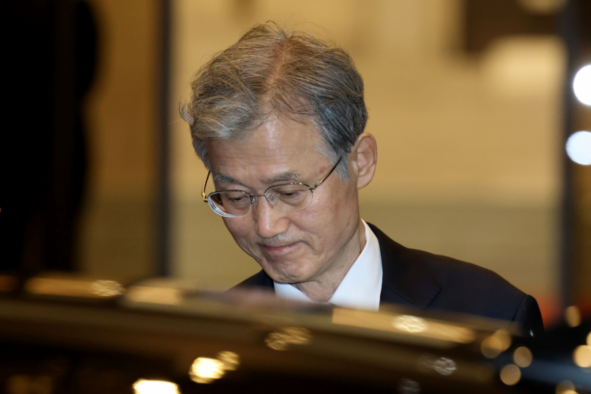 조희대 대법원장이 27일 오후 서울 서초구 대법원을 나서고 있다. 더불어민주당은 이날 의원총회에서 대법관 재제청 거부 경위와 업무추진비 부당집행 의혹 등을 규명하기 위한 조 대법원장 국정조사를 실시하기로 했다. /사진=뉴스1