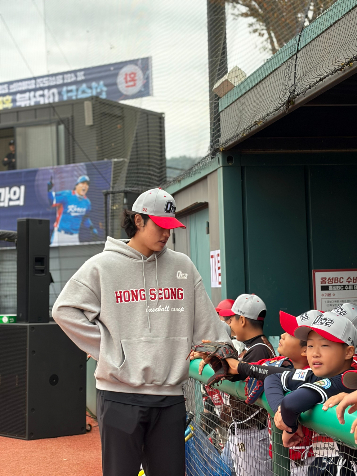 2026 제4회 홍성군과 함께하는 김태균 야구캠프에 참가한 한화 이글스 투수 문동주의 모습. /사진=티케이오시비 제공