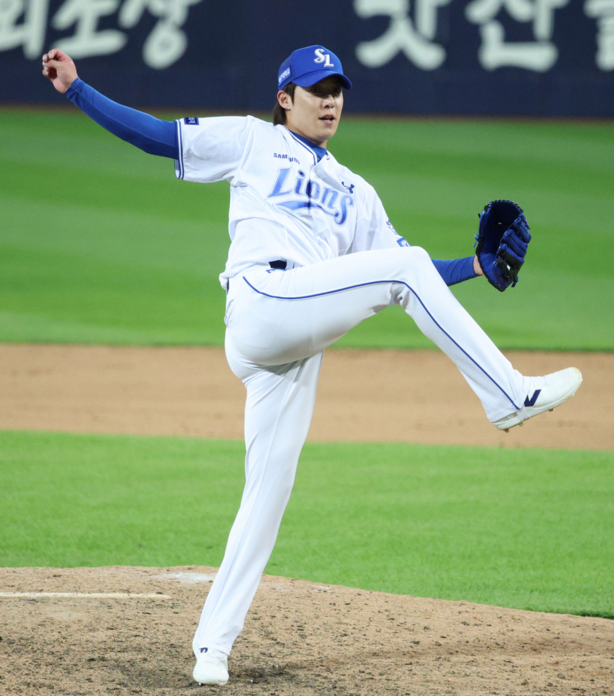 삼성 라이온즈 원태인이 27일 대구 삼성라이온즈파크에서 열린 KIA 타이거즈와 2026 신한 SOL KBO 포스트시즌 플레이오프(PO) 2차전에서 9회에 등판해 역투하고 있다. /사진=김진경 대기자