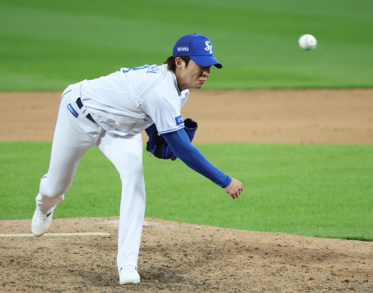 삼성 라이온즈 원태인이 27일 대구 삼성라이온즈파크에서 열린 KIA 타이거즈와 2026 신한 SOL KBO 포스트시즌 플레이오프(PO) 2차전에서 9회에 등판해 힘차게 투구를 하고 있다. /사진=김진경 대기자