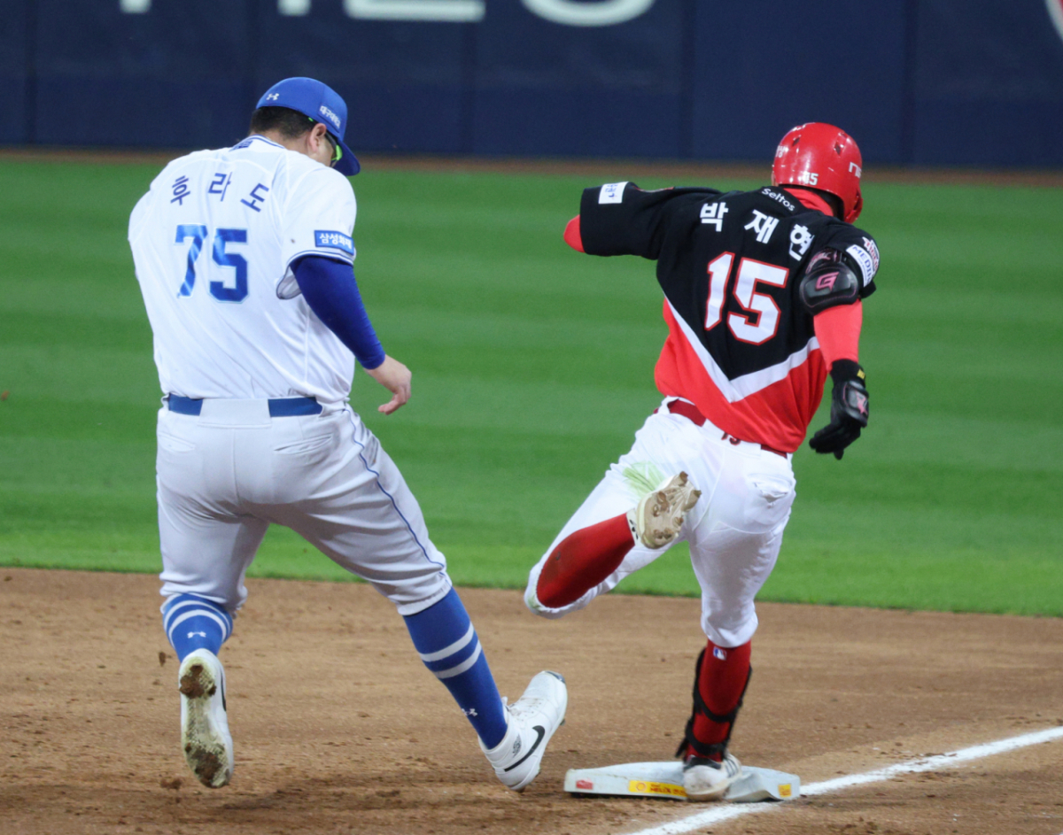 2026 KBO 포스트시즌 플레이오프(PO) 2차전 삼성 대 KIA전이 27일 대구 삼성라이온즈파크에서 열렸다.   KIA 박재현이 3회초 1사 2루에서 내야안타를 날리고 1루에서 세이프되고 있다. /사진=김진경 kim.jinkyung@