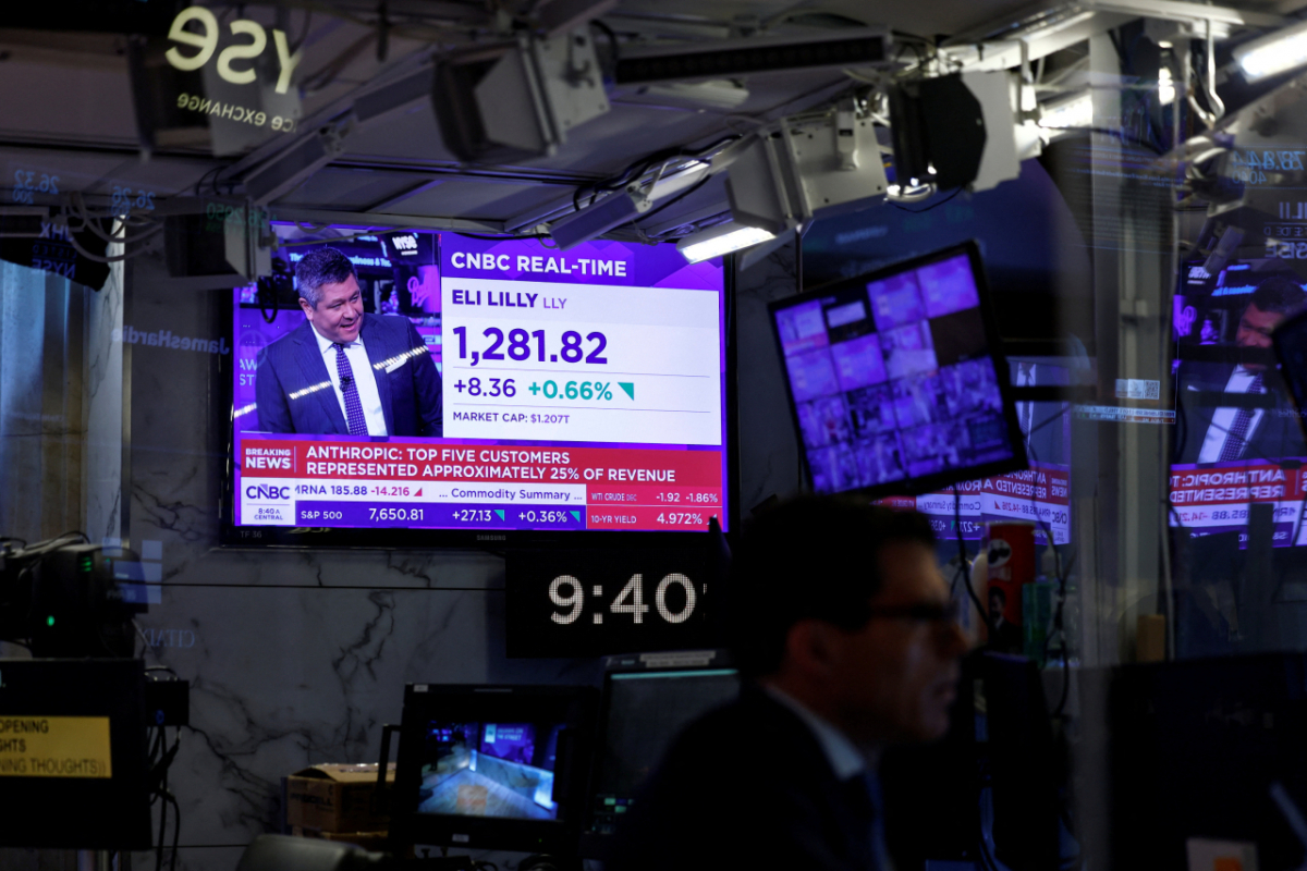 26일(현지시간) 뉴욕증권거래소(NYSE)에서 앤트로픽의 매출 관련 뉴스가 화면에 표시되고 있다. /뉴욕(미국) 로이터=뉴스1