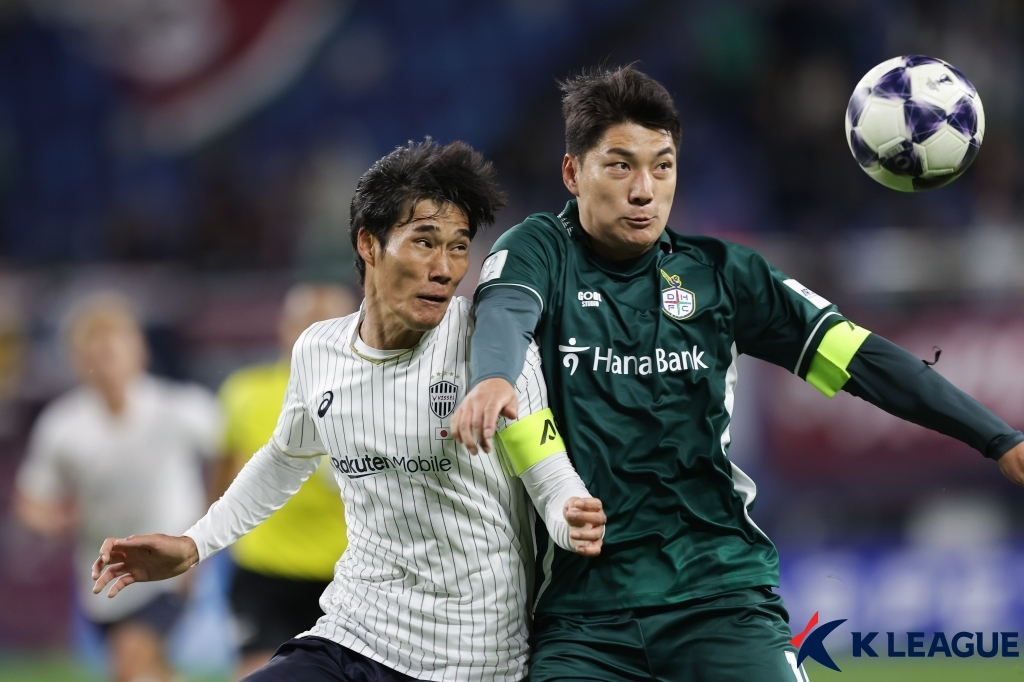 대전하나시티즌 주민규가 27일 대전월드컵경기장에서 열린 2026~2027 아시아축구연맹(AFC) 챔피언스리그 엘리트(ACLE) 리그 스테이지 3차전 비셀 고베전에서 치열한 볼 경합을 펼치고 있다. /사진=한국프로축구연맹 제공