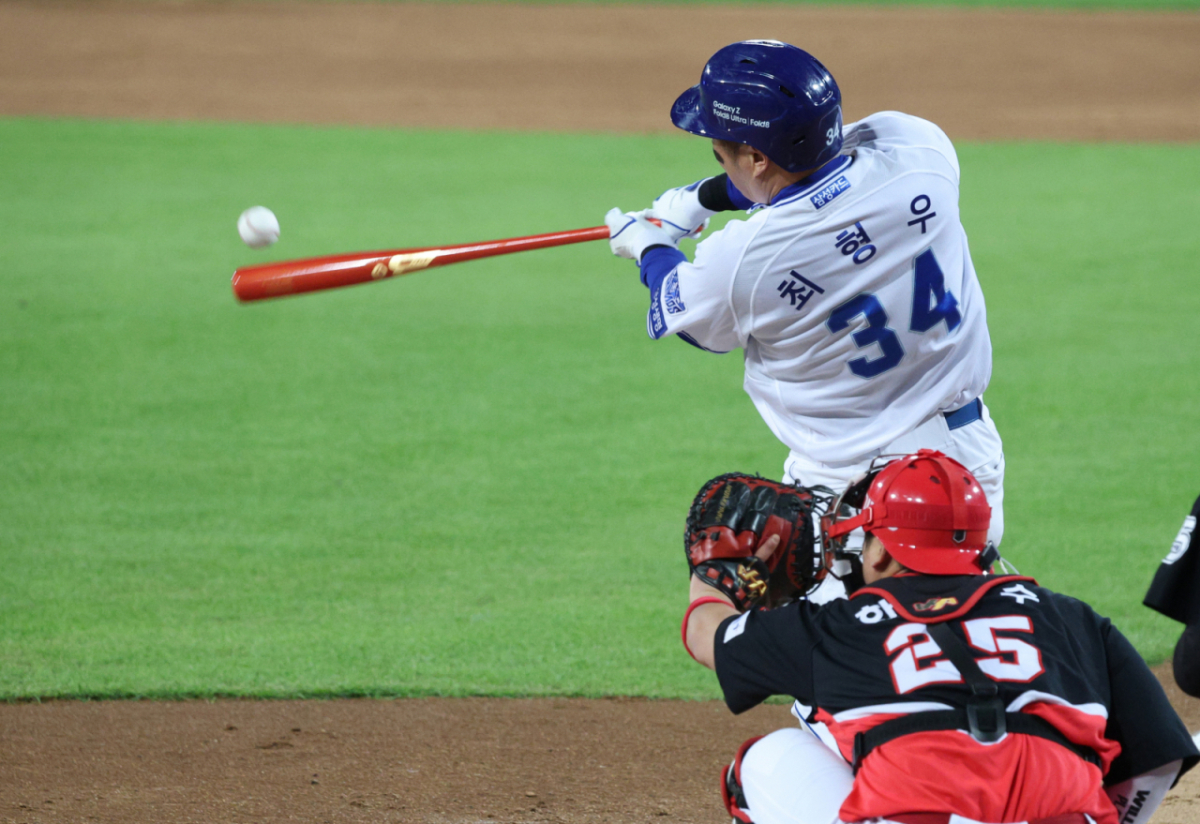 2026 KBO 포스트시즌 플레이오프(PO) 2차전 삼성 대 KIA전이 27일 대구 삼성라이온즈파크에서 열렸다.  삼성 최형우가 2화말 1사애서 우전 안타를 날리고 있다. /사진=김진경 kim.jinkyung@