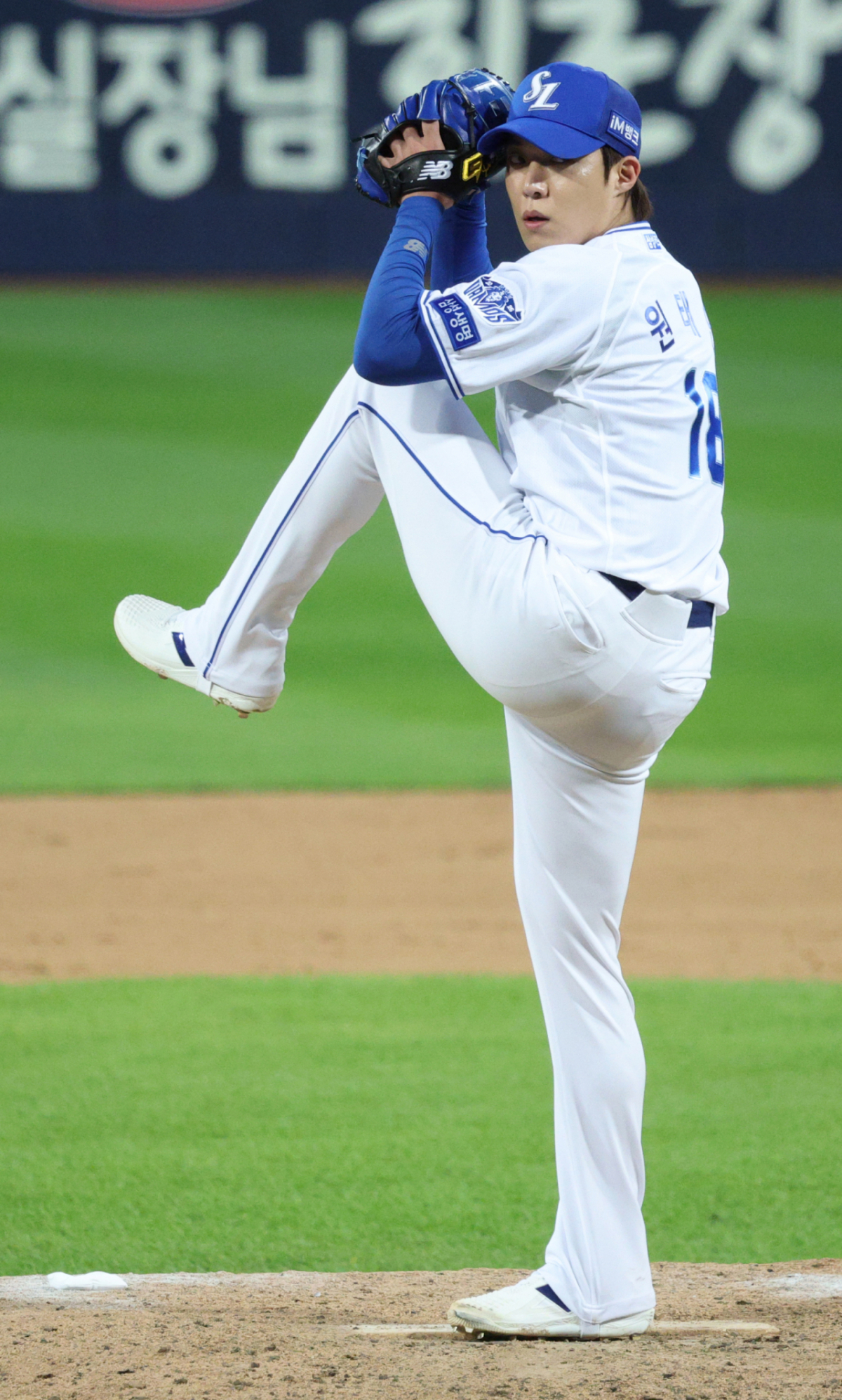 2026 KBO 포스트시즌 플레이오프(PO) 2차전 삼성 대 KIA전이 27일 대구 삼성라이온즈파크에서 열렸다.  삼성 원태인이 9회 구원 등판, 역투하고 있다. /사진=김진경 kim.jinkyung@