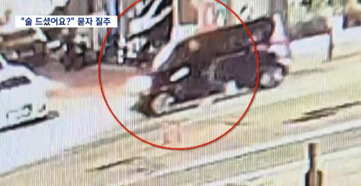 도로 위 차량에서 잠든 40대 음주운전자가 자신을 깨우는 시민을 차량에 매달고 질주하는 모습. /사진=충북 MBC 방송화면 캡처
