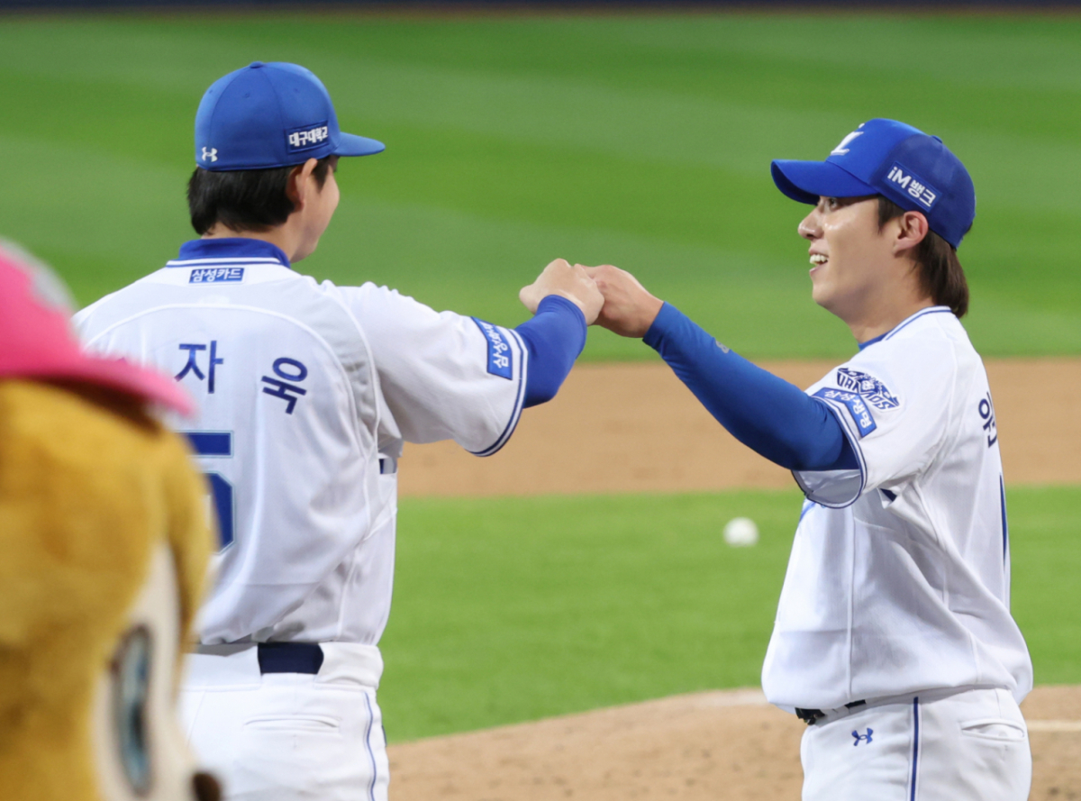 2026 KBO 포스트시즌 플레이오프(PO) 2차전 삼성 대 KIA전이 27일 대구 삼성라이온즈파크에서 열렸다. 삼성 마무리 원태인이 경기를 매조지한 후 구자욱과 기뻐하고 있다. /사진=김진경 kim.jinkyung@