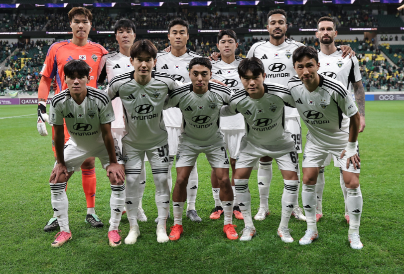 27일 중국 베이징 노동자 경기장에서 열린 2026~2027 아시아축구연맹(AFC) 챔피언스리그 엘리트(ACLE) 베이징 궈안전에 나선 전북 현대 선발 라인업. /사진=AFC 제공