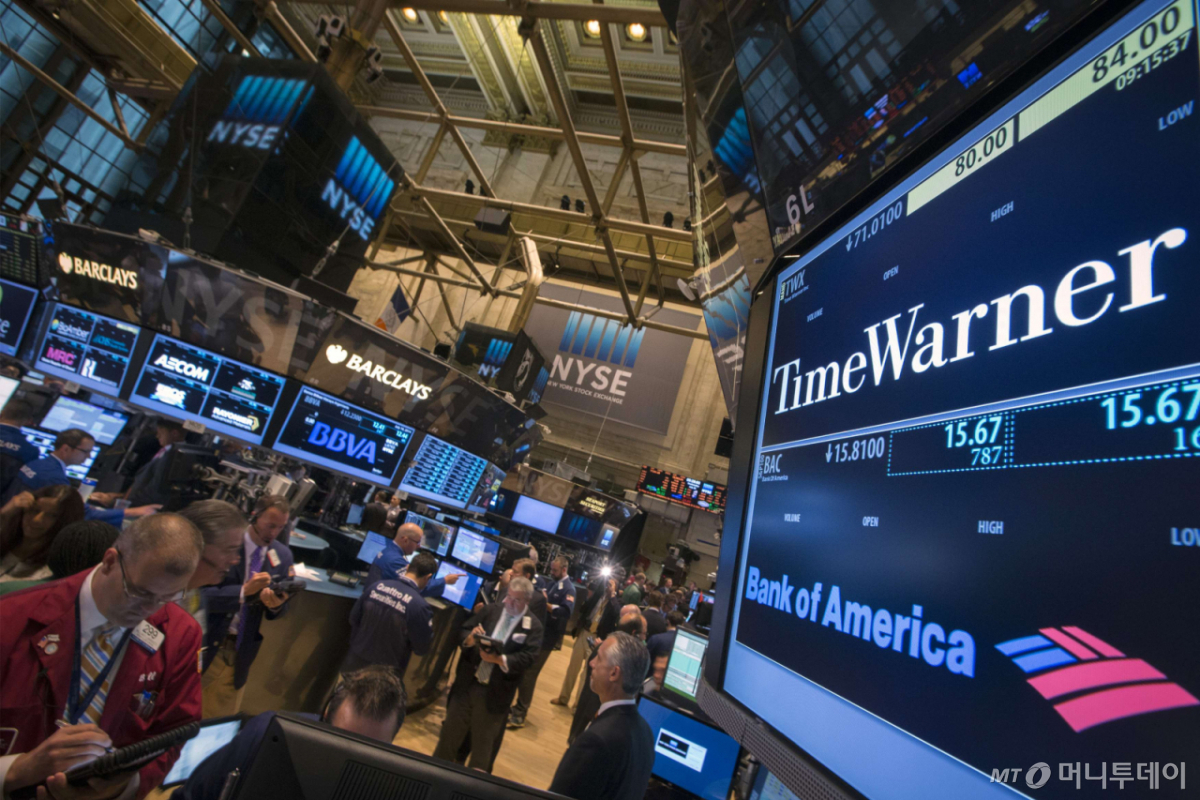 Traders work on the floor of the New York Stock Exchange July 16, 2014. U.S. stock rose on Wednesday, led by tech shares after Intel's earnings and word of a partnership between IBM and Apple, while Time Warner Inc rallied on news it rebuffed a takeover attempt from Rupert Murdoch's Twenty-First Century Fox.