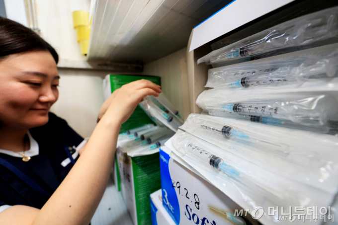 An official at a hospital in Seoul sorts syringes. / NEWS1