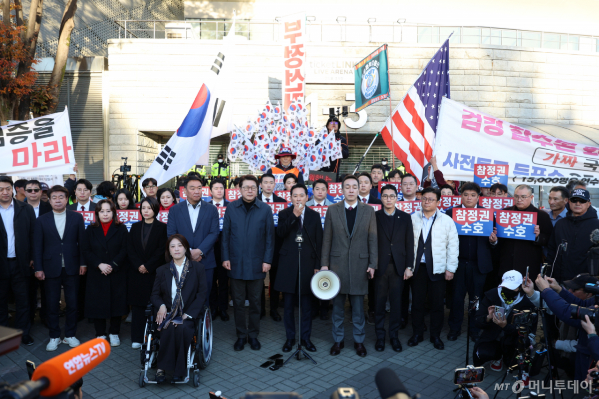 [서울=뉴시스] 이영환 기자 = 장동혁 국민의힘 대표가 28일 오전 서울 송파구 올림픽공원 핸드볼경기장 앞에서 선관위 특검 현장 검증 관련 기자회견을 하고 있다.   선관위 특검은 이날 올림픽공원 핸드볼경기장에 보관 중인 송파구 투표지 약 247만 장과 현장 CCTV를 포함한 물품에 대하여 임의검증을 실시할 예정이다. 2026.10.28. 20hwan@newsis.com /사진=이영환