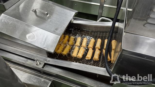 (삼진식품 부산 장림공장 생산라인에서 튀겨진 어묵이 나오고 있다.)