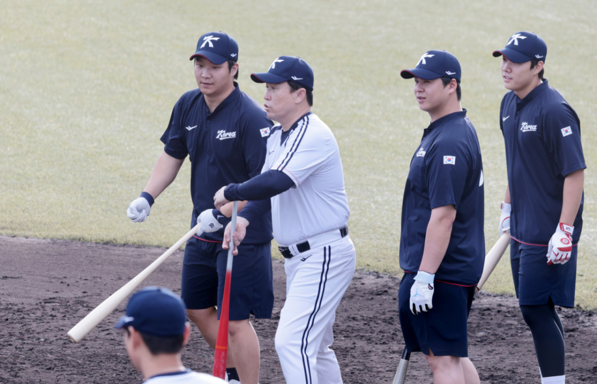 대표팀 수비코치 시절 이동욱 롯데 감독이 지난 1월 2026 WBC 대비 사이판 캠프에서 선수들을 지도하고 있다. /사진=강영조 선임기자