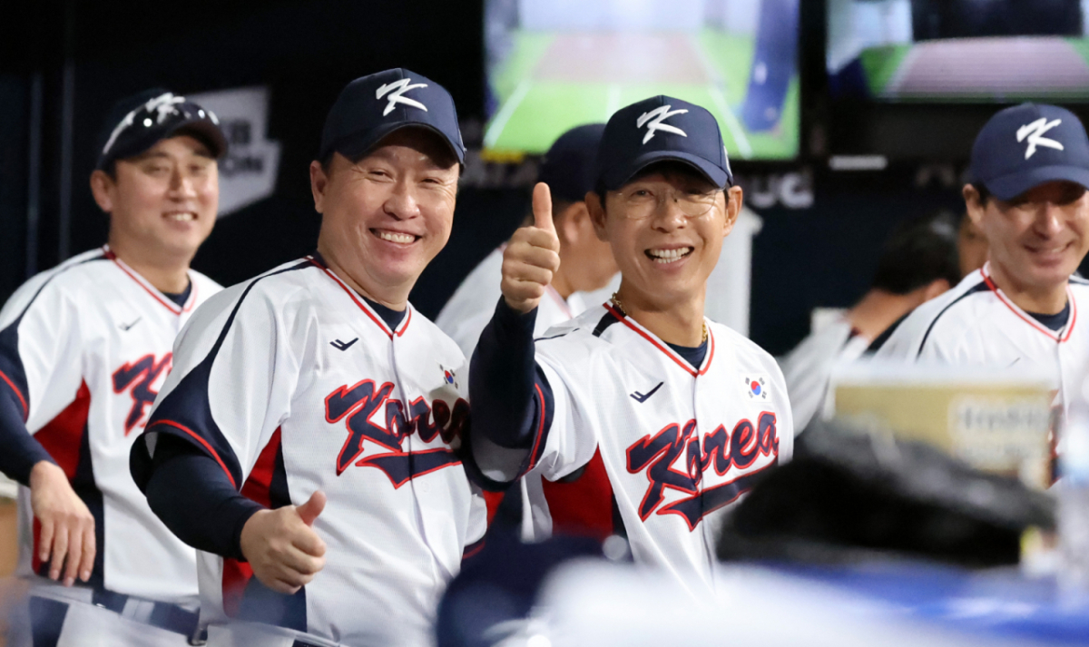 야구대표팀 이동욱, 강인권, 김재걸, 최원호 코치가 8일 오후 서울 고척스카이돔에서 열리는  ‘2025 NAVER K-BASEBALL SERIES’ 한국과 체코의 평가전에서 반갑게 손인사 를하고 있다. 2025.11.08. /사진=강영조 선임기자 