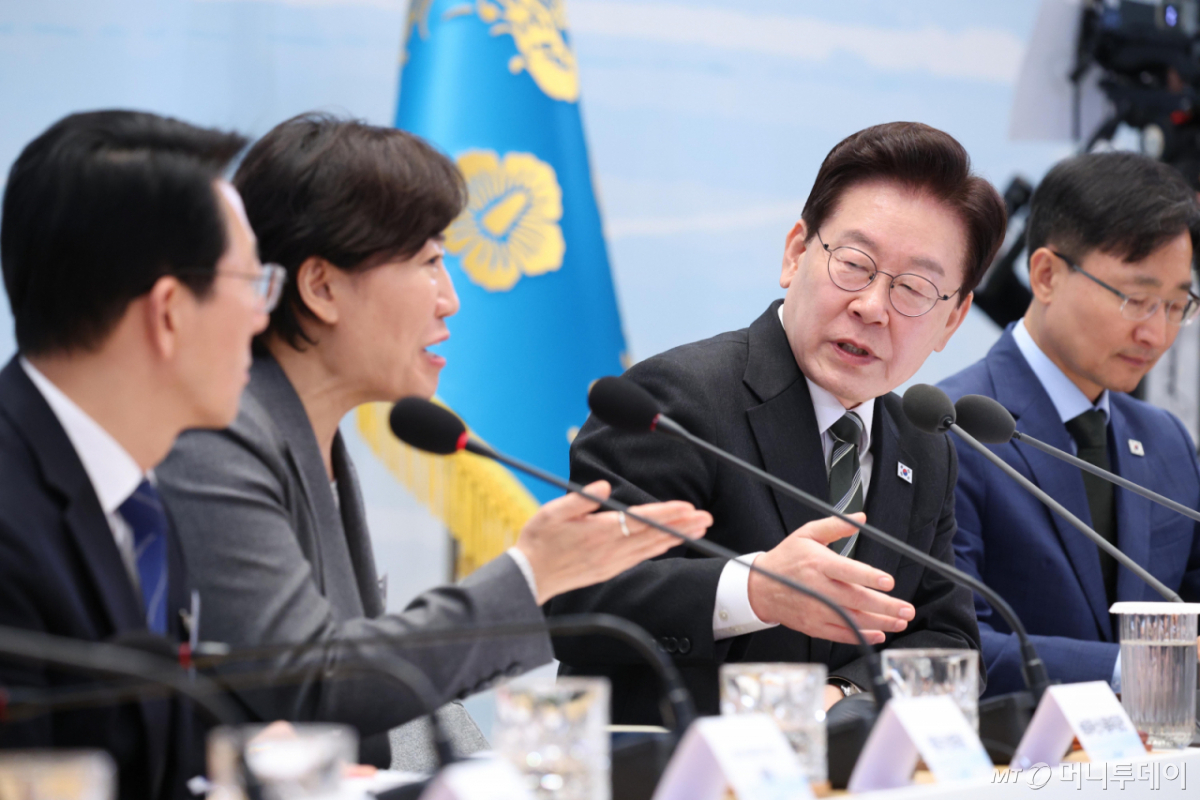 [서울=뉴시스] 김진아 기자 = 이재명 대통령이 26일 청와대 영빈관에서 열린 '농어민과의 대화'에서 송미령 농림축산식품부 장관과 대화를 하고 있다. 2026.10.26. bluesoda@newsis.com /사진=