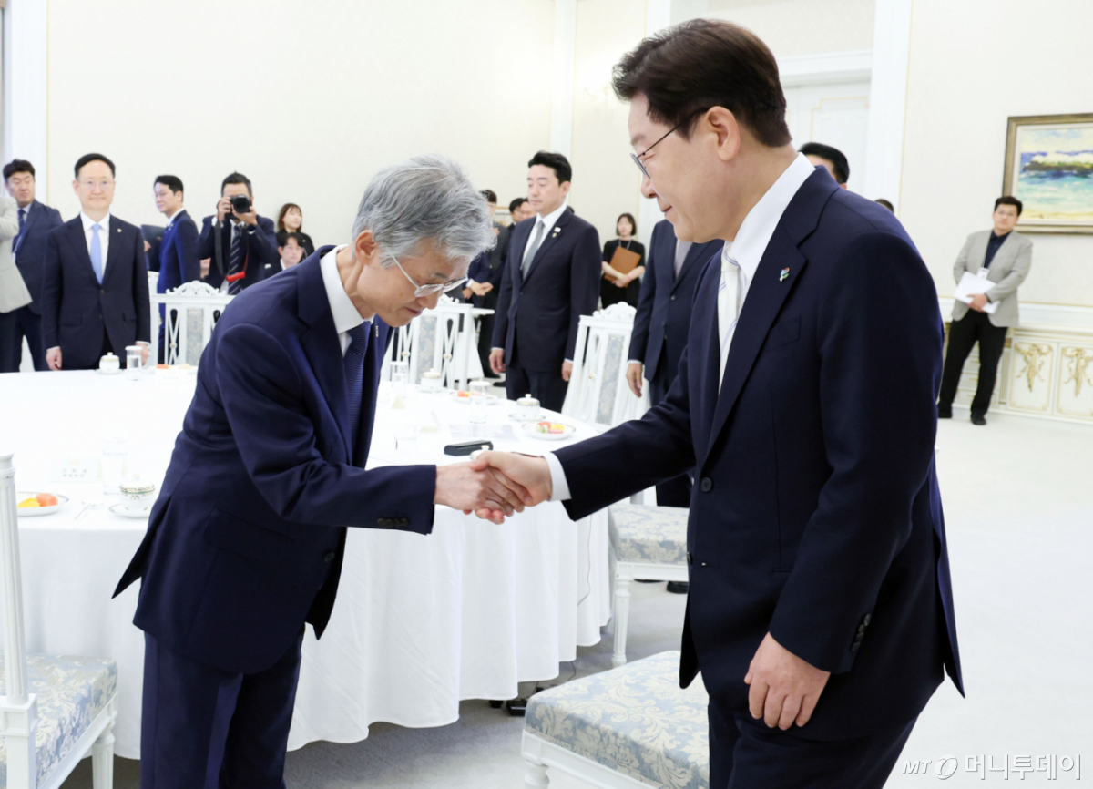 [서울=뉴시스] 고범준 기자 = 이재명 대통령이 8일 청와대에서 열린 4부 요인 회동에서 조희대 대법원장과 인사하고 있다. 2026.06.08. bjko@newsis.com /사진=