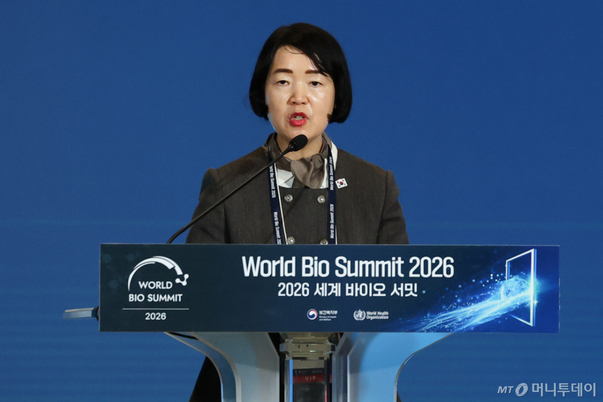 (서울=뉴스1) 안은나 기자 = 김경자 대통령비서실 사회수석이 21일 서울 강서구 코엑스 마곡에서 열린 2026 세계 바이오 서밋 개회식에 참석해 이재명 대통령의 축사를 대독하고 있다. 2026.10.21/뉴스1 Copyright © 뉴스1. All rights reserved. 무단 전재 및 재배포, AI학습 이용 금지. /사진=(서울=뉴스1) 안은나 기자