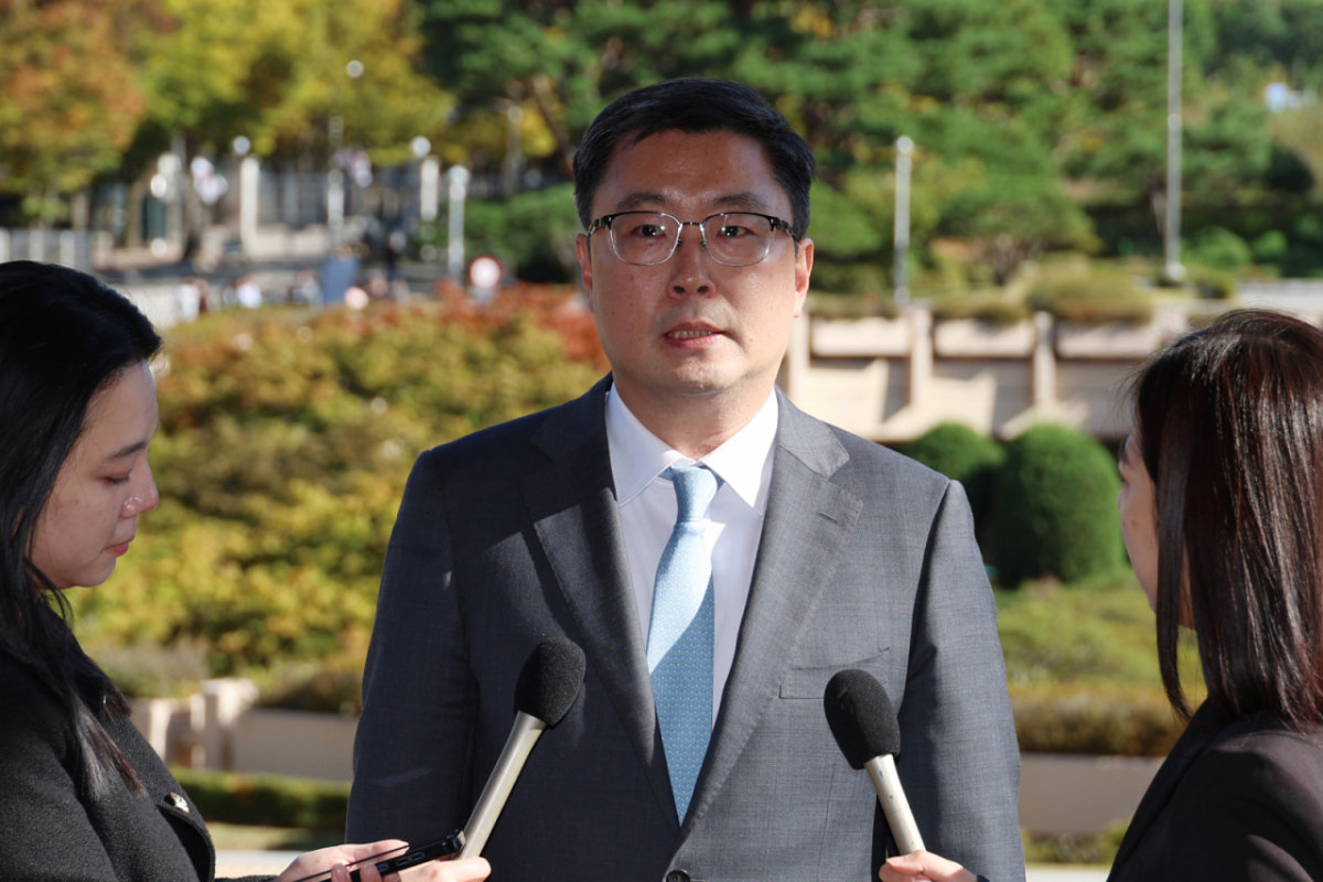 서현욱 부산광역공소청 창원지부 부장검사(전 수원지검 형사6부장)이 지난 21일 경기 과천 법무부에서 열린 이화영 전 경기도 평화부지사의 '연어 술 파티 위증' 사건 재판에서 재판부 기피신청을 한 뒤 집단 퇴정한 것과 관련한 징계위원회에 출석하던 중 취재진 질문에 답하고 있다. /사진=뉴시스