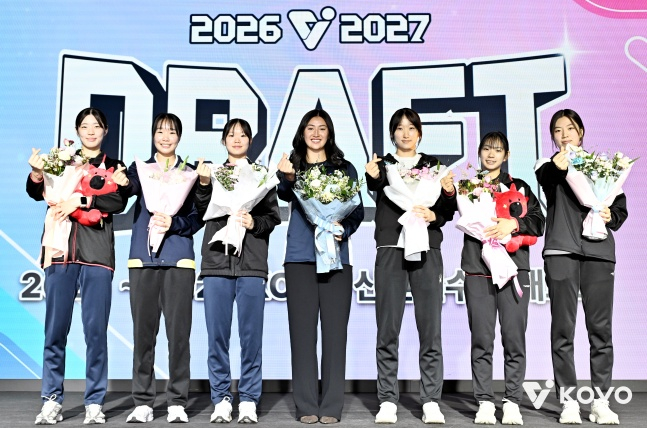1라운드 선수들이 28일 서울 강서구 메이필드호텔에서 열린 2026~2027 여자 신인선수 드래프트가 끝난 후 기념 사진을 촬영했다. /사진=KOVO 제공