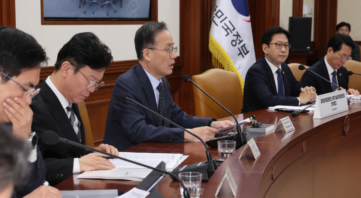 이형일 부총리 겸 재정경제부 장관이 28일 서울 종로구 정부서울청사에서 열린 '경제관계장관회의 및 '과학기술관계장관회의 연석회의에서 모두 발언하고 있다./사진제공=뉴스1