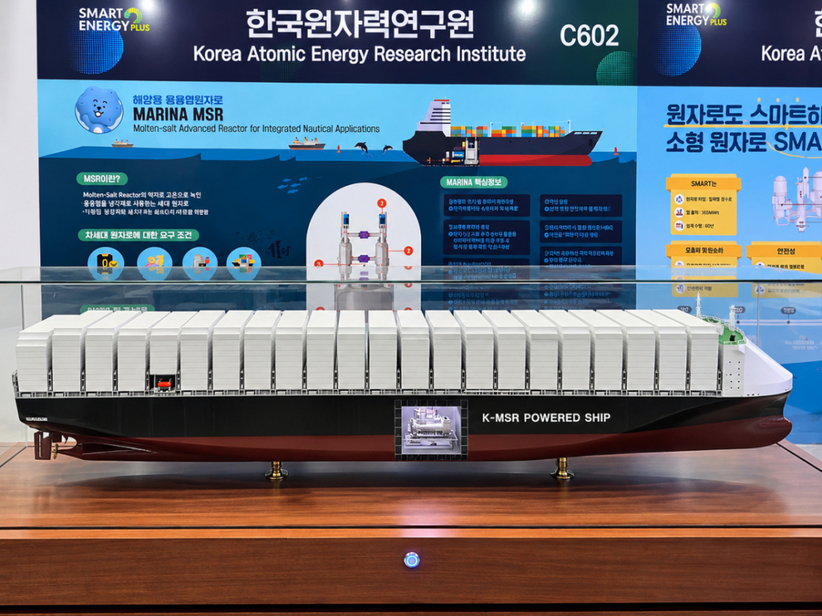 28일 서울 삼성동 코엑스에서 열린 '스마트 에너지 플러스 2026' 한국원자력연구원 전시관에 해양용 용융염원자로(MSR)를 활용한 원자력 추진 화물선 모형이 전시돼 있다./사진=구자윤 기자